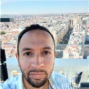 Profesor de inglés y francés. Quiere implementar su método de enseñanza a través de un diario en estos dos idiomas